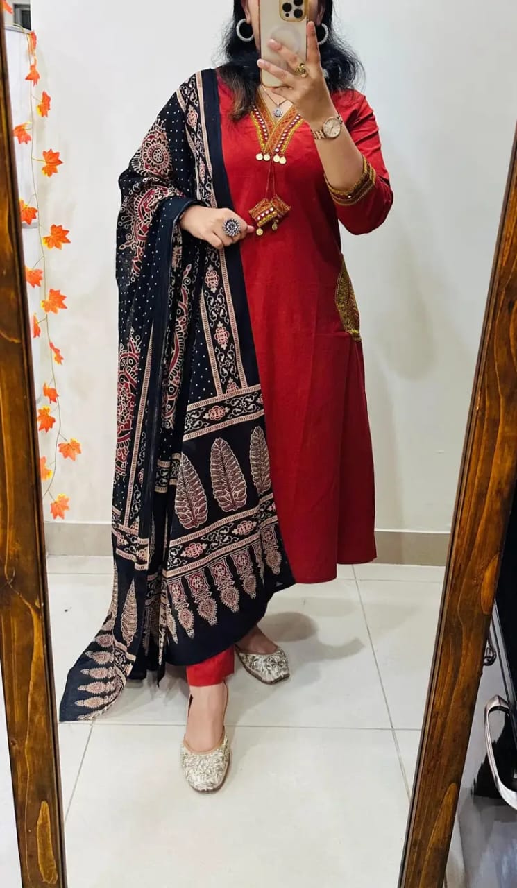 Jaipur Bandhej Red Kurta Set With Black Printed Dupatta – Elegant Ethnic Wear
