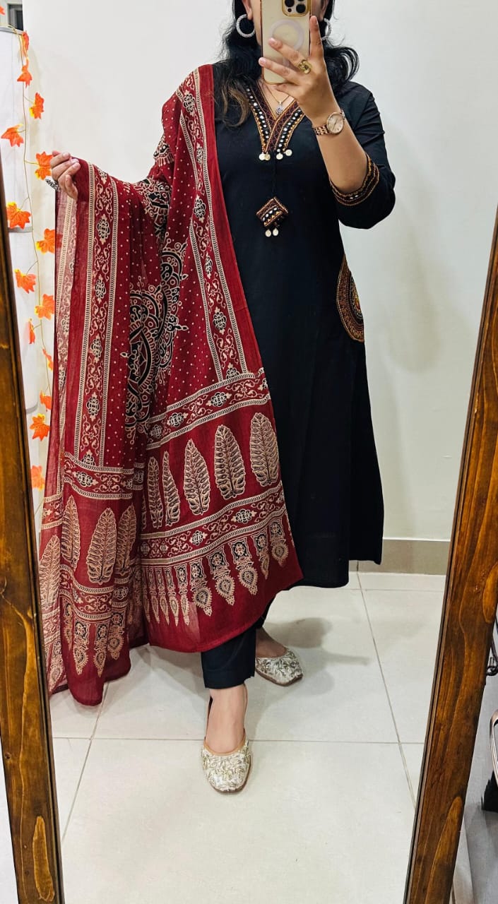 Black Kurta Set With Black Printed Dupatta – Elegant Ethnic Wear