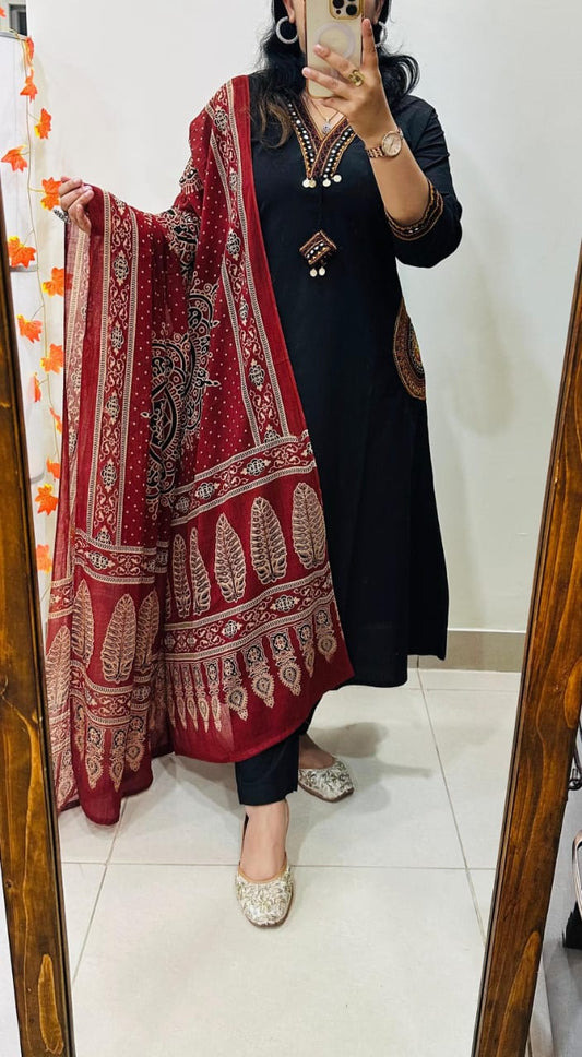 Black Kurta Set With Black Printed Dupatta – Elegant Ethnic Wear